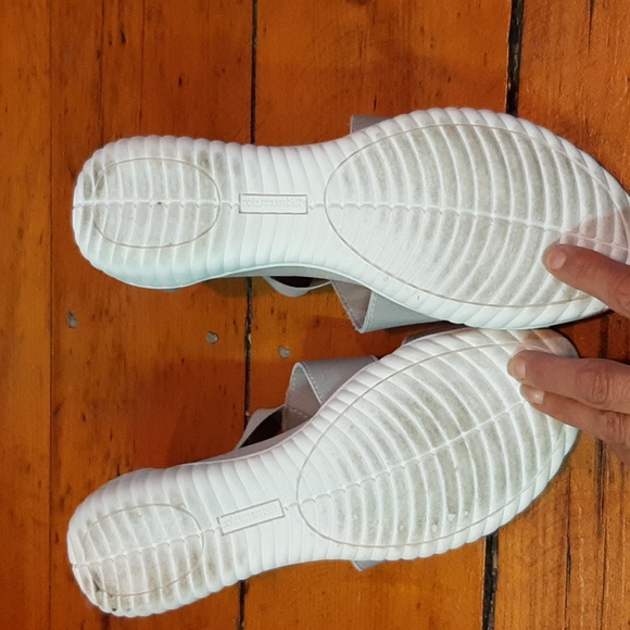 Sole Sensibility grey elastic memory foam sole sandals. - Picture 3 of 5